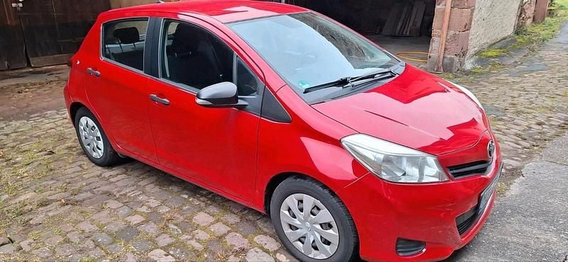 Gebraucht Toyota Yaris 69 PS (50 kW) 2012 Rot Kleinwagen