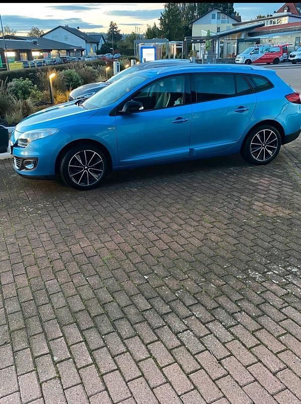 Blau Gebraucht 2013 Renault Mégane III Bose Edition Limousine | 6.000 € (Fairer Preis) - Bild 1/4