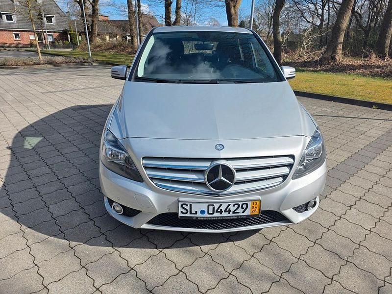 Gebraucht Mercedes B180 109 PS (80 kW) 2013 Silber Van / Kleinbus