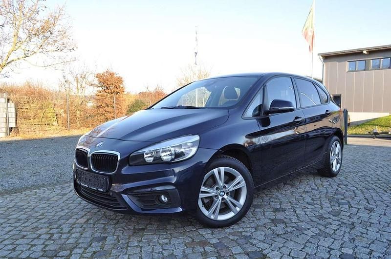 Imperialblau brillanteffekt me Gebraucht 2015 BMW 218 Van / Kleinbus | 12.480 € (Guter Preis) - Bild 1/4