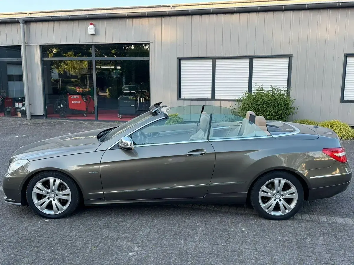 Gebraucht Mercedes E220 Elegance 170 PS (125 kW) 2011 Beige Cabrio