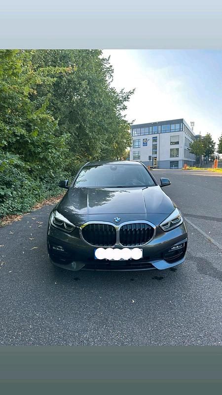 Grau Gebraucht 2020 BMW 120 Kleinwagen | 23.800 € (Fairer Preis) - Bild 1/4