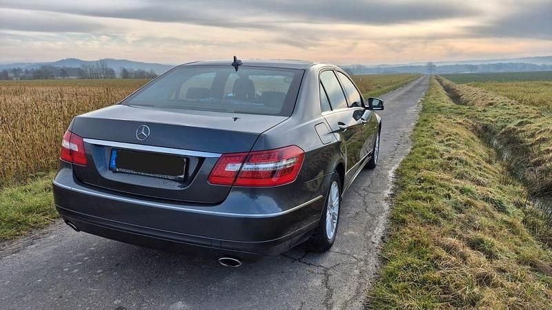 Gebraucht Mercedes E300 Elegance 231 PS (169 kW) 2011 Grau Limousine