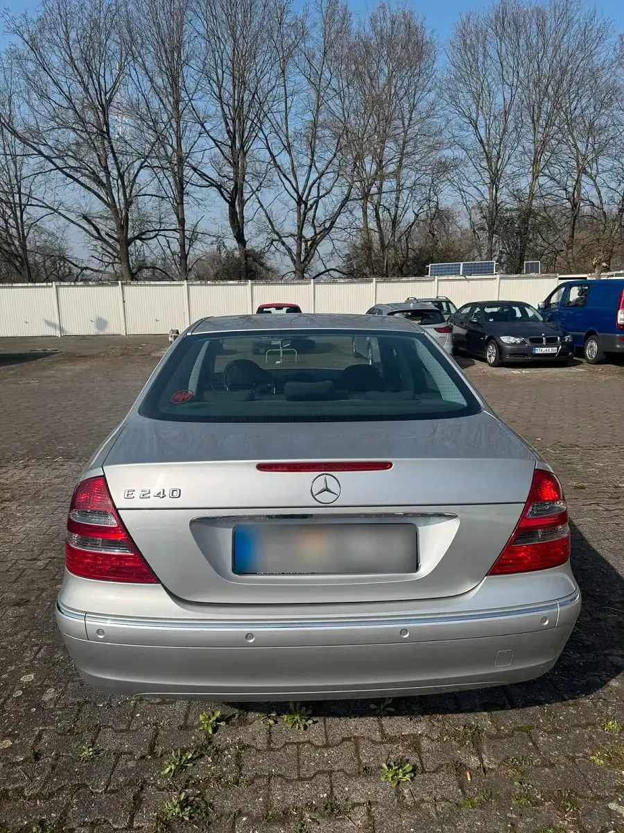 Gebraucht Mercedes E240 177 PS (130 kW) 2003 Silber Limousine