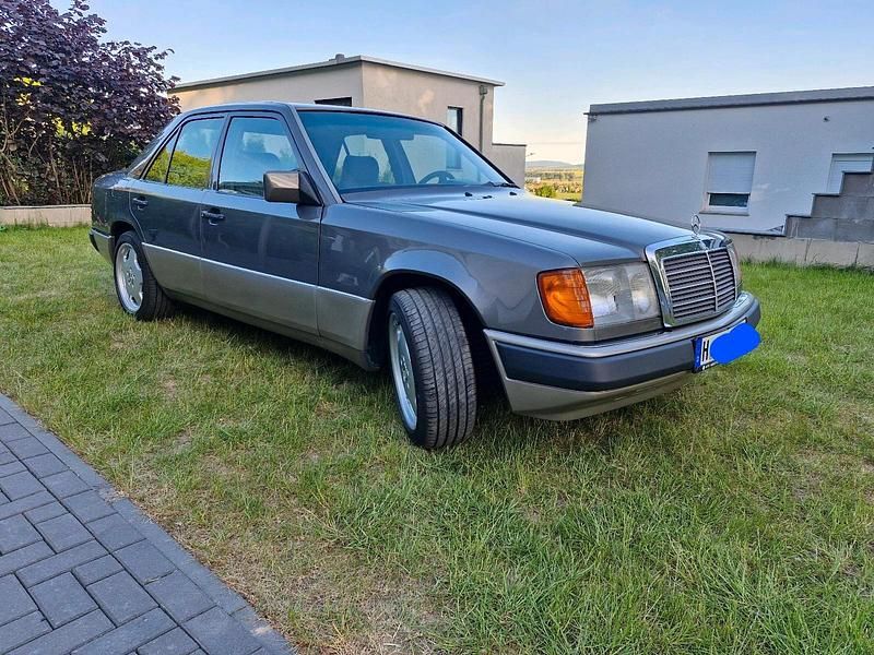 Braun Gebraucht 1993 Mercedes 220 Limousine | 4.500 € - Bild 1/1