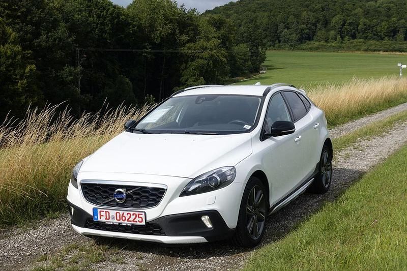Ice white) / solid (weiss Gebraucht 2015 Volvo V40 CC You! Kombi | 13.290 € (Etwas zu teuer) - Bild 1/4