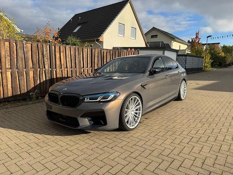Grau Gebraucht 2021 BMW M550 Performance Limousine | 53.900 € (Etwas zu teuer) - Bild 1/4
