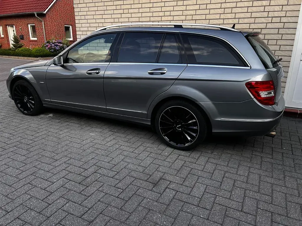 Gebraucht Mercedes C200 Elegance 136 PS (100 kW) 2012 Grau Limousine