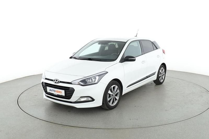 Weiß Gebraucht 2018 Hyundai i20 Passion Plus Limousine | 10.570 € (Fairer Preis) - Bild 1/3