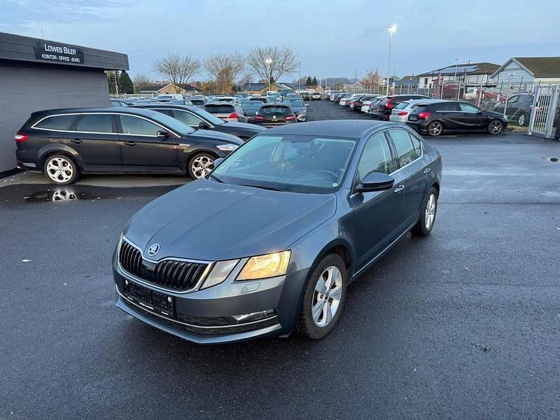 Grau Gebraucht 2019 Skoda Octavia Style Limousine | 9.200 € (Guter Preis) - Bild 1/4