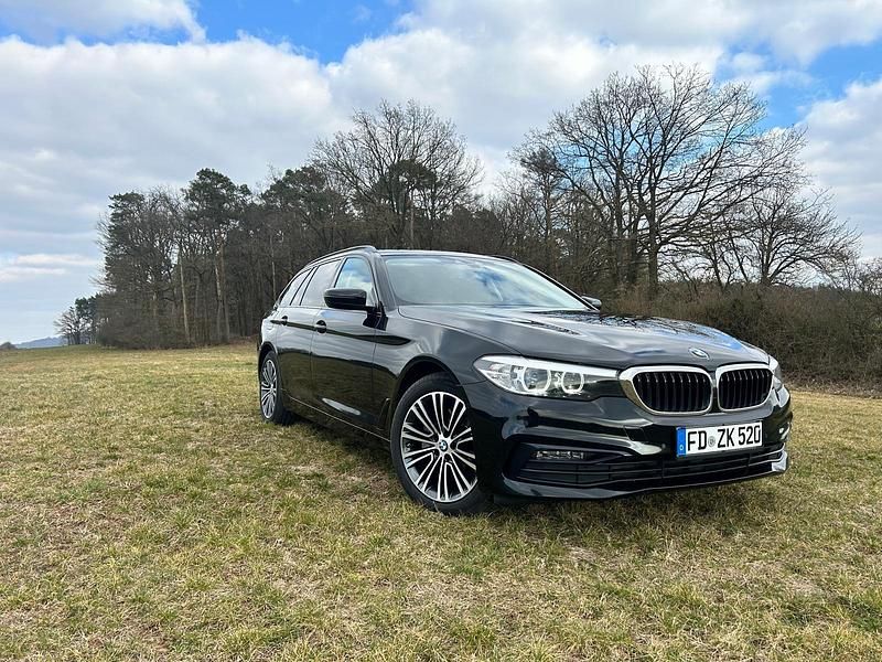 Schwarz Gebraucht 2019 BMW 520 Sport Line Kombi | 18.800 € (Guter Preis) - Bild 1/4