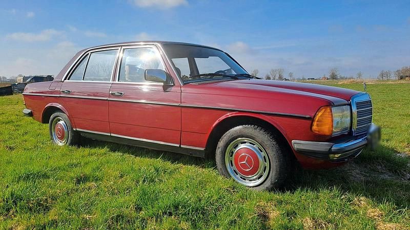 Gebraucht Mercedes 200 100 PS (73 kW) 1981 Rot Limousine