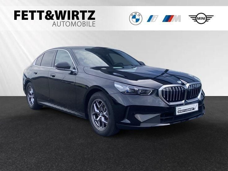 Saphirschwarz metallic Gebraucht 2024 BMW 520 Comfort Edition Limousine | 51.500 € (Guter Preis) - Bild 1/3