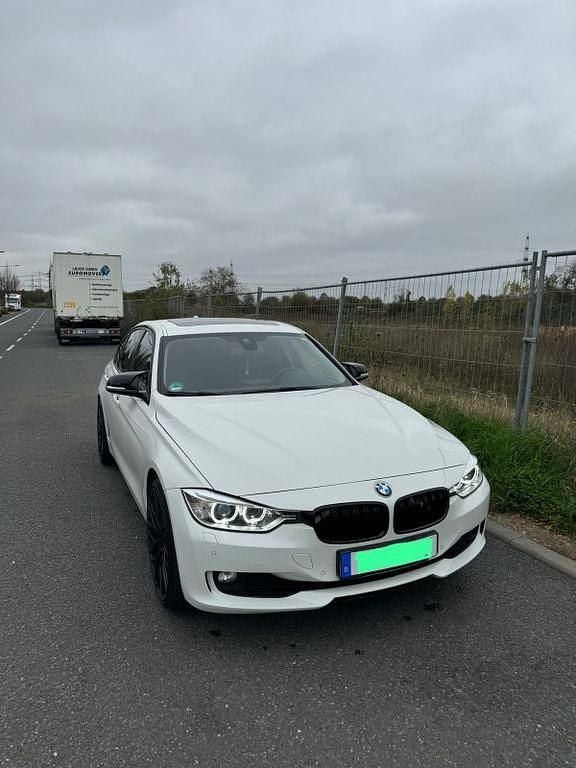 Schwarz Gebraucht 2013 BMW 328 Sport Line Limousine | 15.700 € (Etwas zu teuer) - Bild 1/4