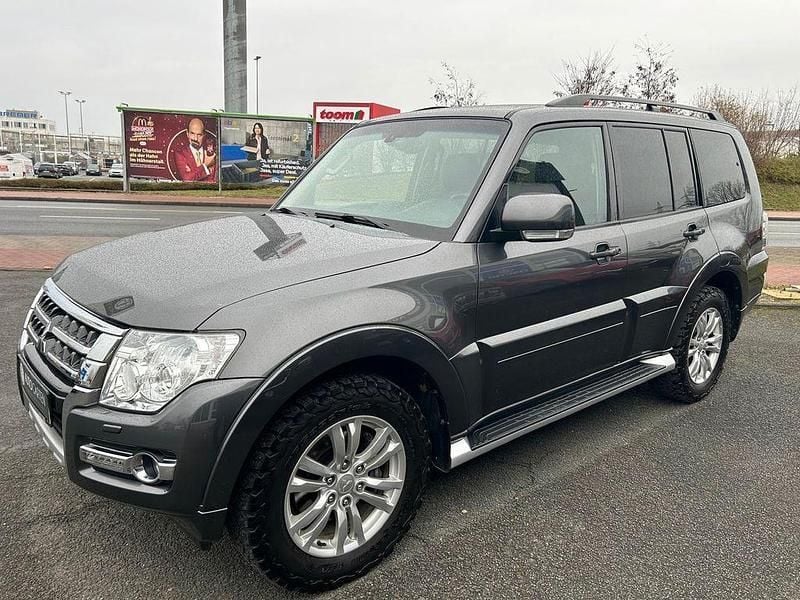 Grau Gebraucht 2017 Mitsubishi Pajero Edition SUV | 28.950 € (Fairer Preis) - Bild 1/4