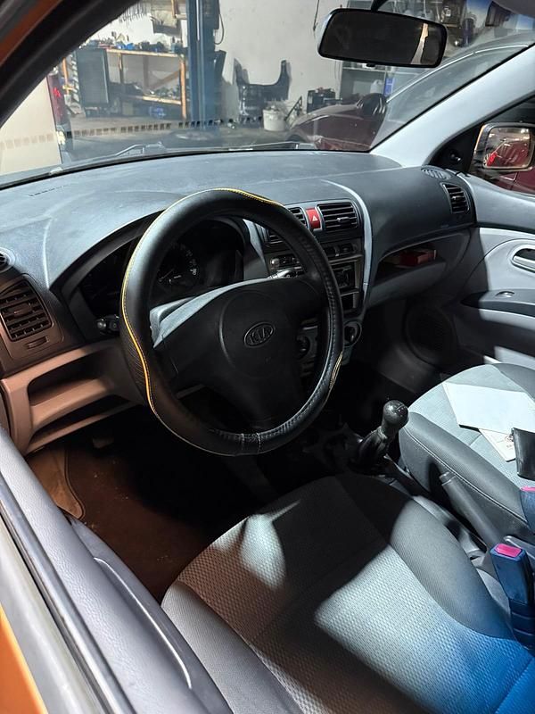 Second-hand Kia Picanto 65 CP (47 kW) 2006 Portocaliu Hatchback