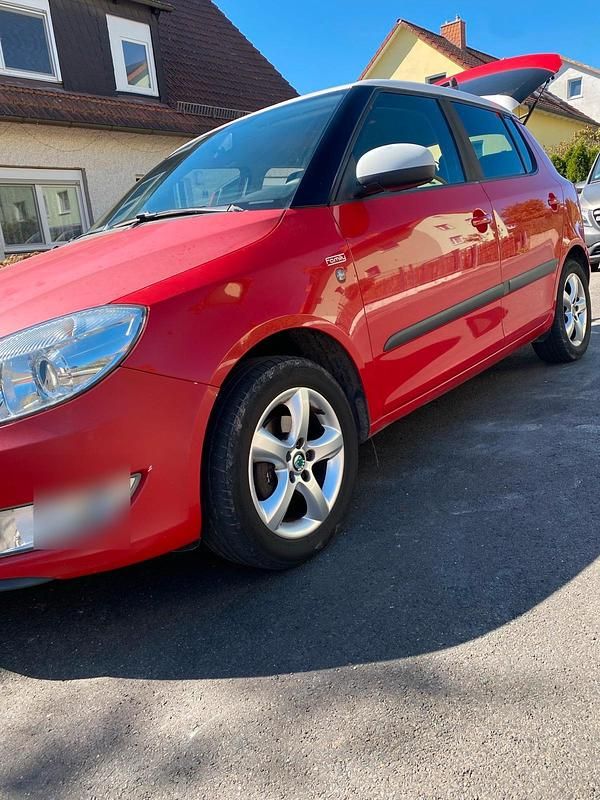 Rot Gebraucht 2013 Skoda Fabia Family Kleinwagen | 4.600 € (Fairer Preis) - Bild 1/4