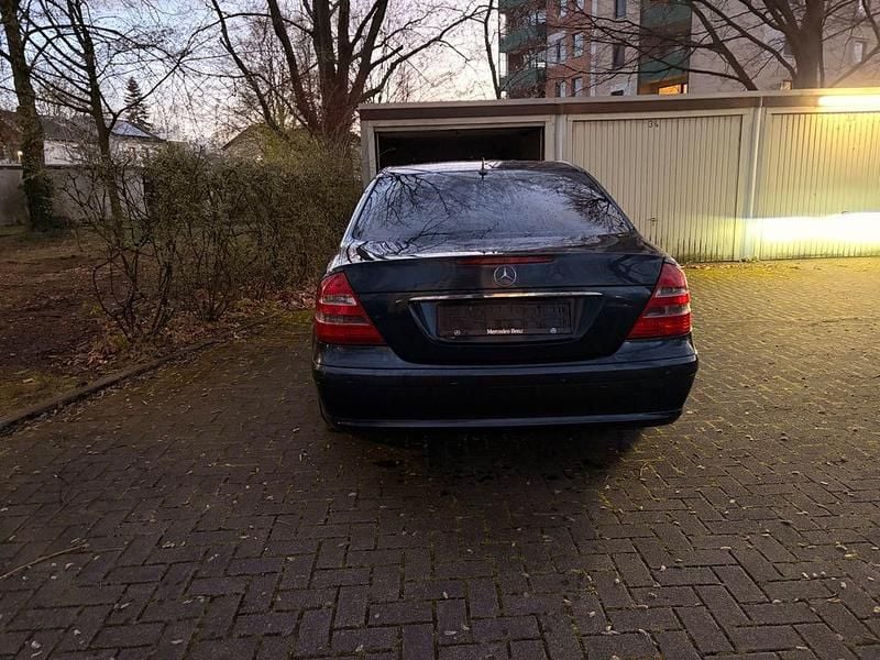 Gebraucht Mercedes E200 122 PS (89 kW) 2004 Blau Limousine