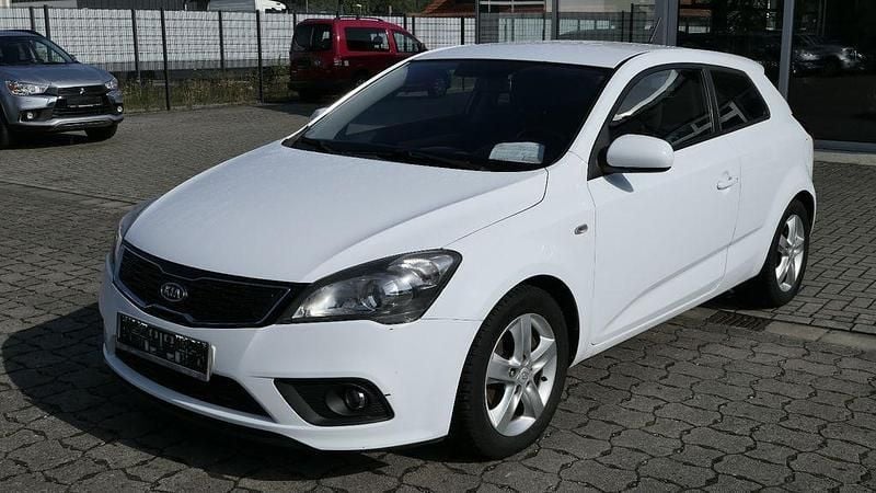 Weiß Gebraucht 2012 Kia ProCeed Kleinwagen | 4.590 € (Guter Preis) - Bild 1/4