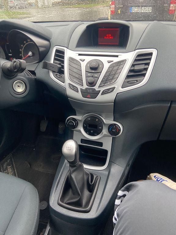 Gebraucht Ford Fiesta Trend 82 PS (60 kW) 2011 Violett Kleinwagen