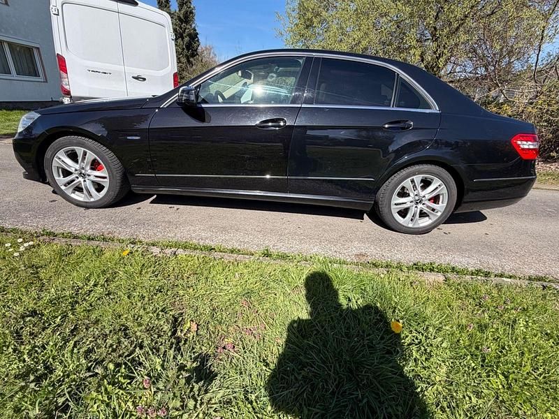 Gebraucht Mercedes E220 Avantgarde 170 PS (125 kW) 2011 Schwarz Limousine