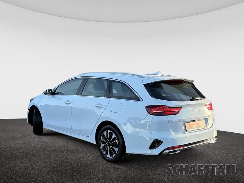 Gebraucht Kia Ceed Sportswagon Spirit 141 PS (103 kW) 2022 Weiss (casa white) Kombi