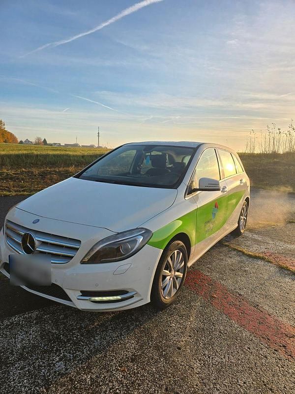 Weiß Gebraucht 2012 Mercedes B180 Van / Kleinbus | 8.000 € (Superpreis) - Bild 1/4