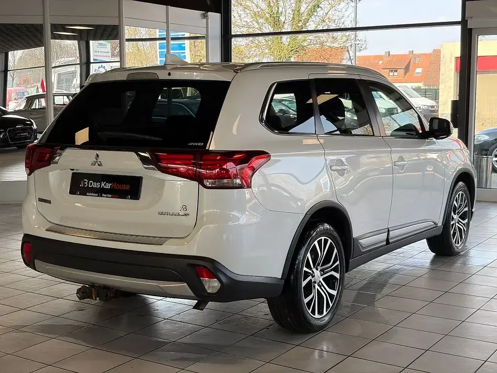 Używany Mitsubishi Outlander Edition 150 KM (110 kW) 2018 Biały SUV