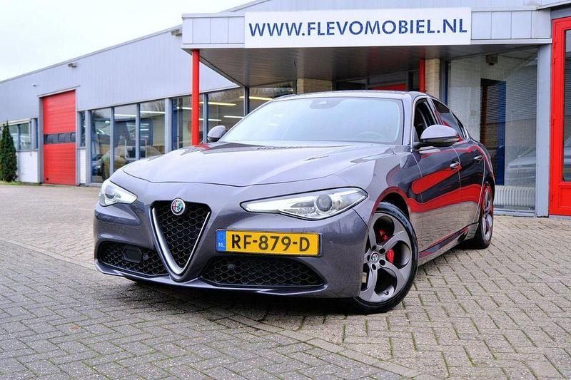 Grau Gebraucht 2017 Alfa Romeo Giulia Super Limousine | 14.750 € (Guter Preis) - Bild 1/4