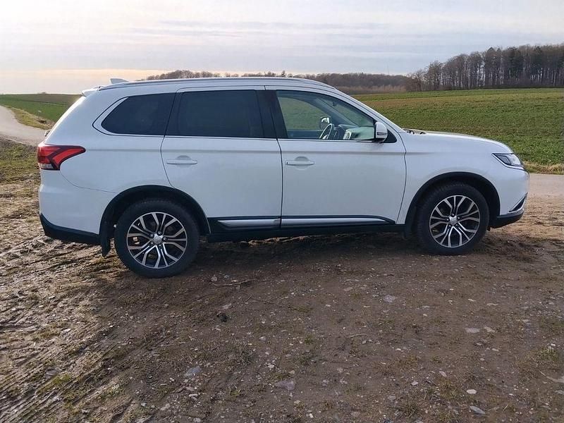 Gebraucht Mitsubishi Outlander Plus 150 PS (110 kW) 2018 Weiß SUV