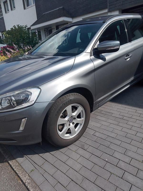 Grau Gebraucht 2015 Volvo XC60 Momentum SUV | 16.200 € (Etwas zu teuer) - Bild 1/4