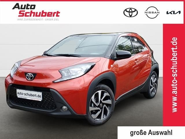 3u4)/ black mica (209) (rot Neu 2025 Toyota Aygo X SUV | 18.590 € - Bild 1/3