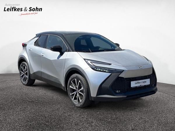 Neu Toyota C-HR 152 PS (111 kW) 2025 Silber (silver metallic (1l0)/ black (202)) SUV