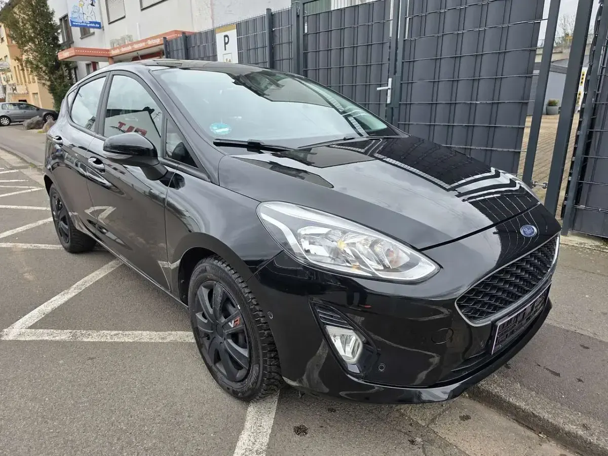 Gebraucht Ford Fiesta 101 PS (74 kW) 2018 Schwarz Kleinwagen