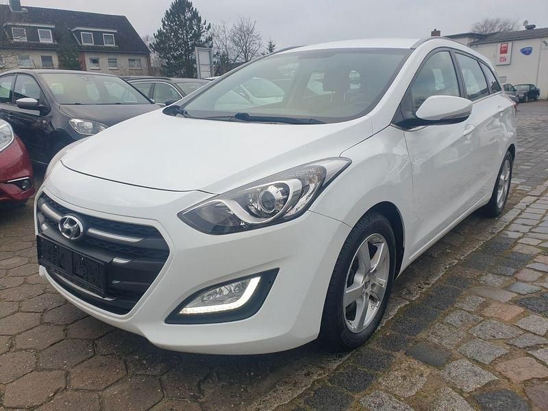 Weiß Gebraucht 2016 Hyundai i30 Trend Kombi | 11.590 € (Etwas zu teuer) - Bild 1/4