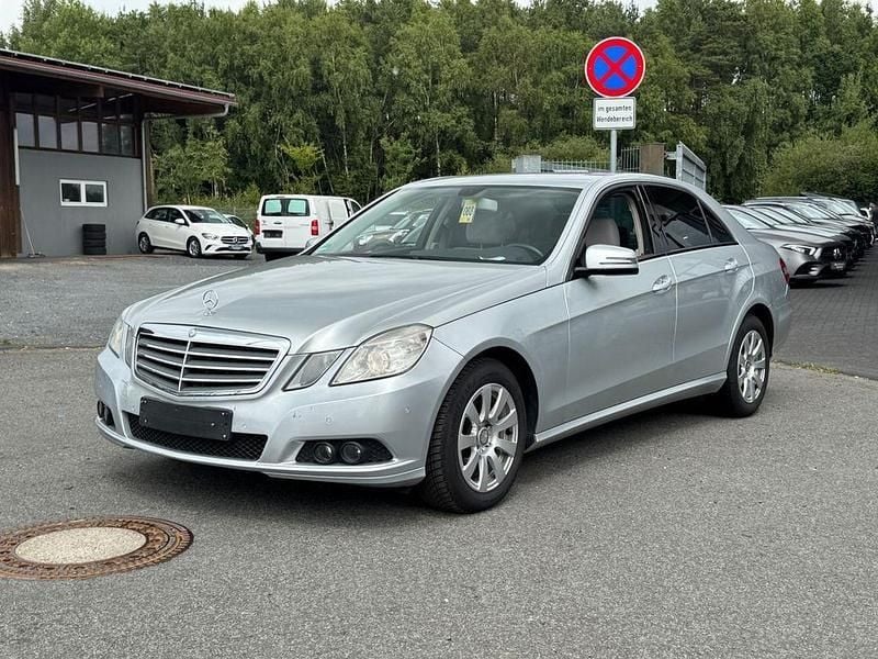 Silber Gebraucht 2009 Mercedes E220 Limousine | 7.999 € (Superpreis) - Bild 1/4