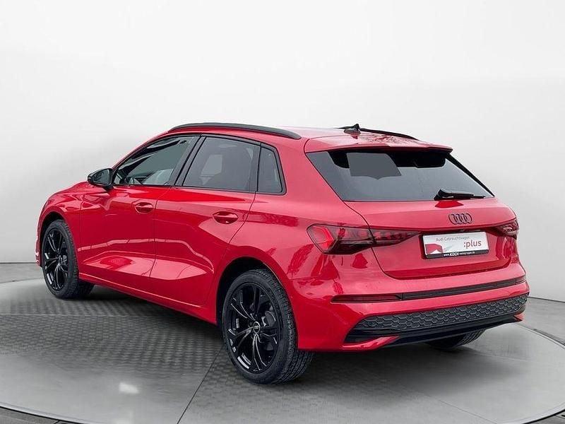 Używany Audi A3 Advanced 116 KM (85 kW) 2025 Czerwony Sedan/Limuzyna