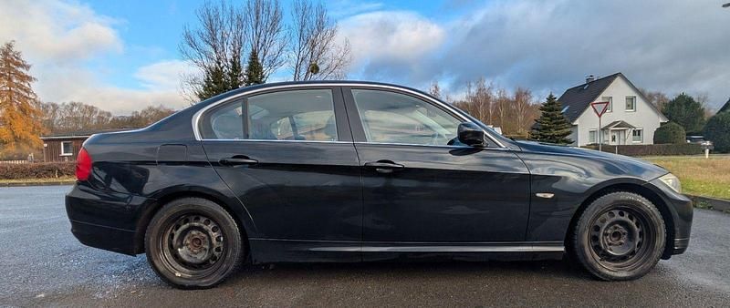 Gebraucht BMW 318 143 PS (105 kW) 2011 Schwarz Limousine