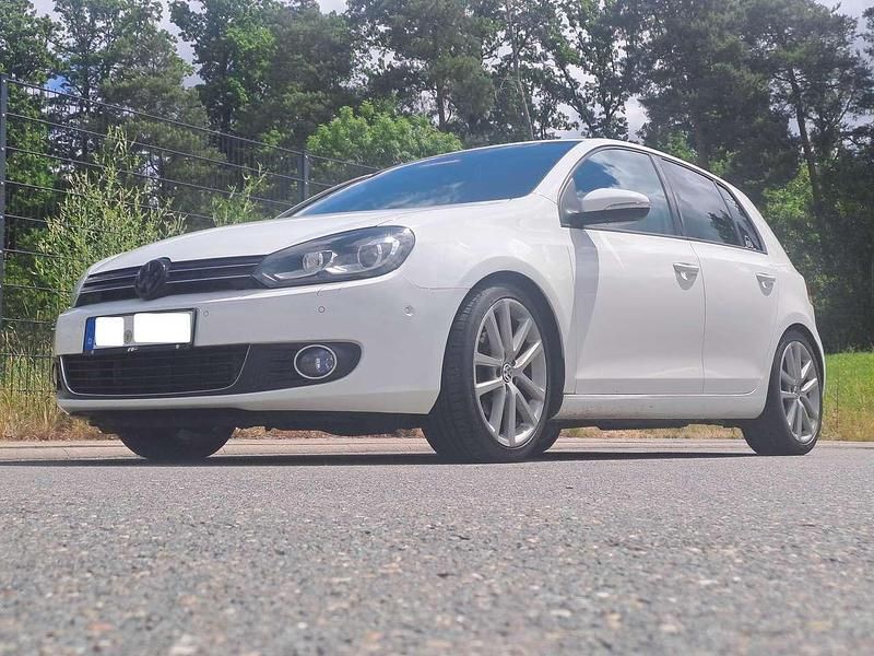 Weiß Gebraucht 2010 VW Golf VI Highline Limousine | 7.399 € - Bild 1/4