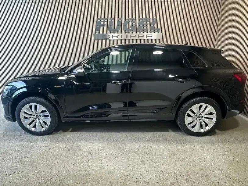 Gebraucht Audi e-tron Ambiente 369 kW (503 PS) 2022 Brillantschwarz SUV