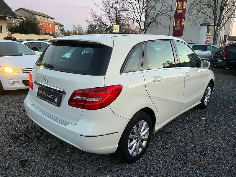 Gebraucht Mercedes B180 122 PS (89 kW) 2012 Weiß Van / Kleinbus