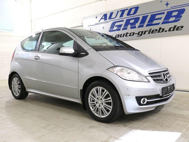 Silber Gebraucht 2010 Mercedes A180 Elegance Limousine | 6.950 € (Fairer Preis) - Bild 1/4