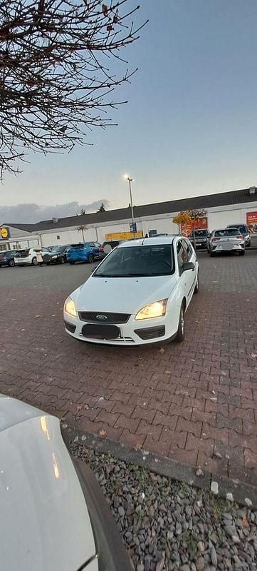 Weiß Gebraucht 2007 Ford Focus Ambiente Kombi | 2.600 € (Teuer) - Bild 1/4