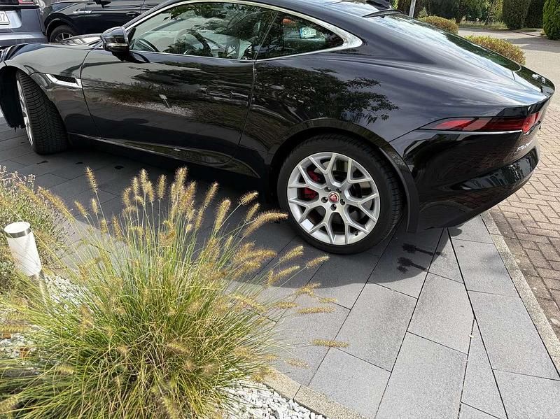 Schwarz Gebraucht 2018 Jaguar F-Type R-Dynamic Coupé | 45.850 € (Fairer Preis) - Bild 1/4