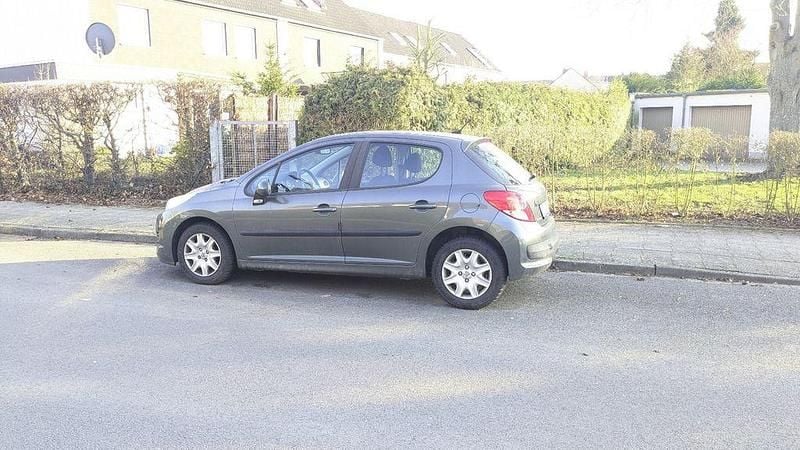 Gebraucht Peugeot 207 Tendance 95 PS (69 kW) 2010 Grau Limousine