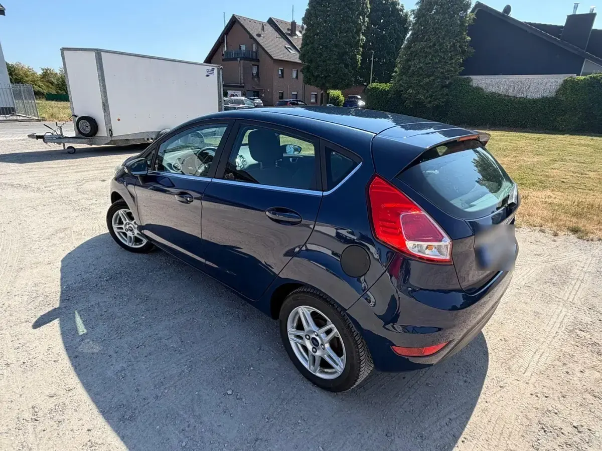 Gebraucht Ford Fiesta Titanium 80 PS (58 kW) 2014 Blau Kleinwagen