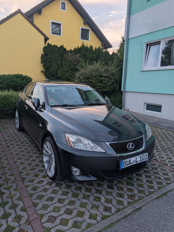 Grau Gebraucht 2008 Lexus IS220 Limousine | 5.900 € (Etwas zu teuer) - Bild 1/4