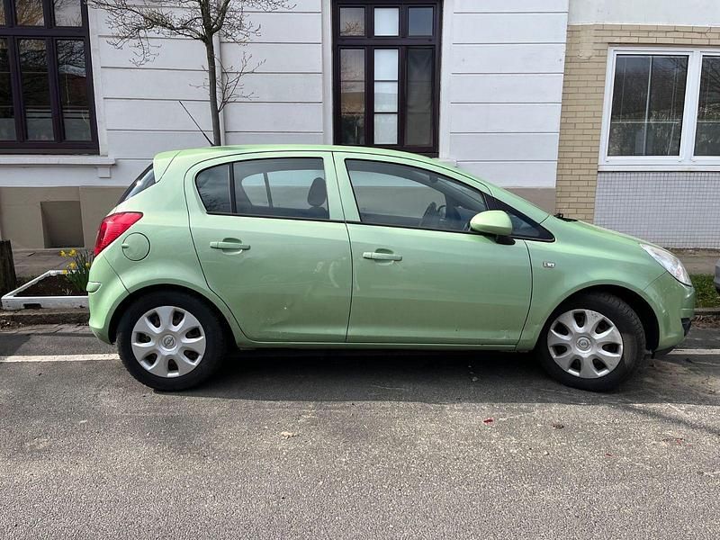 Second-hand Opel Corsa Edition 60 CP (44 kW) 2009 Verde Hatchback