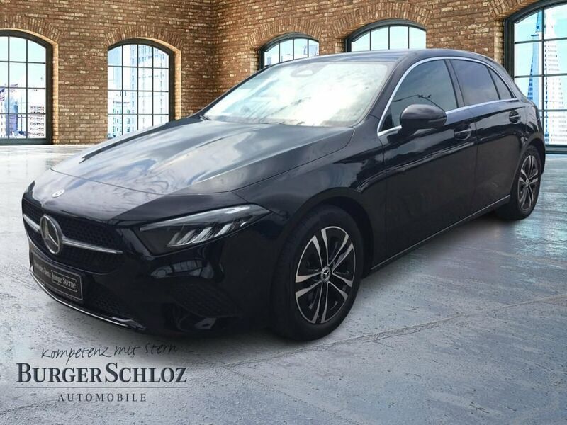 Metalliclack kosmosschwarz Gebraucht 2024 Mercedes A180 Progressive Limousine | 29.300 € (Fairer Preis) - Bild 1/4