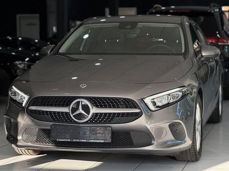 Grau Gebraucht 2021 Mercedes A180 Limousine | 17.950 € (Superpreis) - Bild 1/4